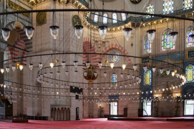 İstanbul 'daki Süleyman Camii' nin güzel avizesi. İnsan yok. Süleyman Camii İstanbul 'un en iyi bilinen yerlerinden biri ve Üçüncü Tepe' den Haliç 'in çevresindeki kentin geniş bir manzarasına hükmediyor..
