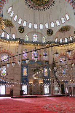 İstanbul 'daki Süleyman Camii' nin güzel avizesi. Hayır... Süleyman Camii İstanbul 'un en iyi bilinen yerlerinden biridir ve Üçüncü Tepe' den Haliç 'in çevresindeki şehrin geniş bir manzarasına sahiptir..