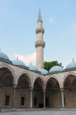 Avlu ve minare. Süleyman Moaque, İstanbul, insan yok. Süleyman Camii İstanbul 'un en iyi bilinen yerlerinden biri ve Üçüncü Tepe' den Haliç 'in çevresindeki kentin geniş bir manzarasına hükmediyor.