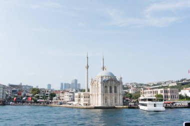 Ortakoy Camii 'nin feribottan görünüşü. Ortakoy Camii İstanbul 'un Avrupa yakasındaki Bosphorus köprüsüne yakın güzel bir binadır..