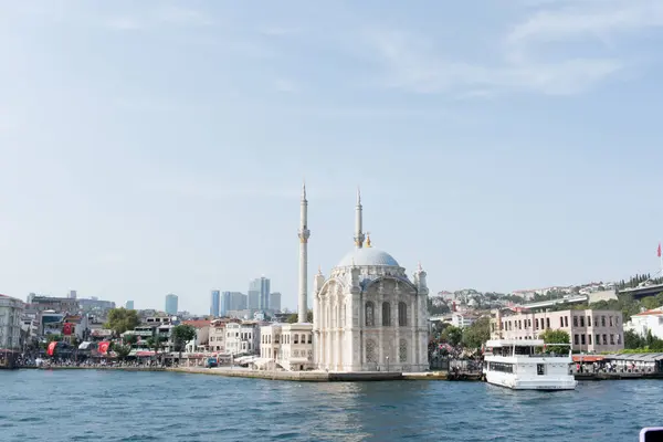 Ortakoy Camii 'nin feribottan görünüşü. Ortakoy Camii İstanbul 'un Avrupa yakasındaki Bosphorus köprüsüne yakın güzel bir binadır..