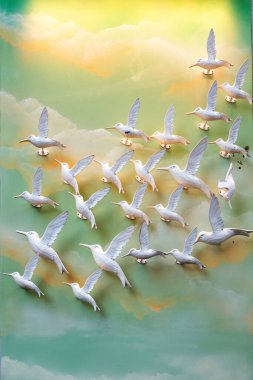 Uçan martılar grubuyla arka plan. Yeşil renk