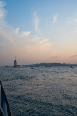 İstanbul 'un ikonik sembollerinden biri olan Maidens Tower, Skdar yakınlarındaki Boğaz' da küçük bir adada bulunuyor. Gözetleme kulesi olarak inşa edilen ve daha sonra karantina istasyonu olarak kullanılan bina, Bizans zamanlarına kadar uzanan zengin bir geçmişe sahip.. 
