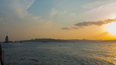 İstanbul 'un ikonik sembollerinden biri olan Bakireler Kulesi, Uskudar yakınlarındaki Boğaz' da küçük bir adada bulunuyor. Gözetleme kulesi olarak inşa edilen ve daha sonra karantina istasyonu olarak kullanılan bina, Bizans zamanlarına kadar uzanan zengin bir geçmişe sahip..