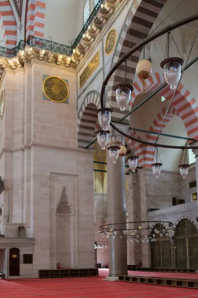 Süleyman Camii İstanbul 'un en iyi bilinen yerlerinden biri ve Üçüncü Tepe' den Haliç 'in çevresindeki kentin geniş bir manzarasına hükmediyor..