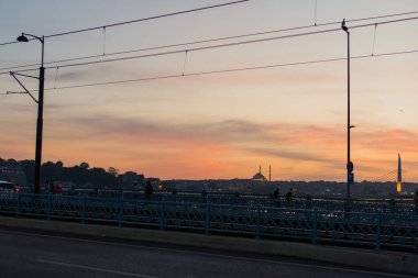 İstanbul ufkuyla güzel bir gün batımı. Dramatik bir gökyüzü. Avrupa