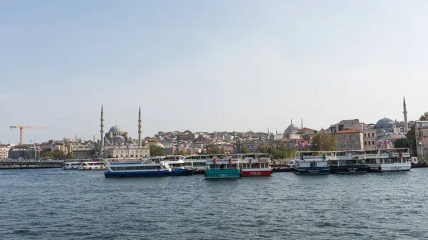 İstanbul turistik bir tekneden ufuk çizgisi. Üçlü tekne İstanbul 'u görmenin güzel bir yoludur..