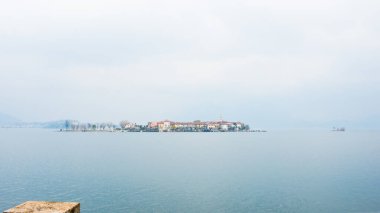 Maggiore Gölü ve Isola dei Pescatori 'nin güzel hava manzarası. Balıkçı adası. Adalar ününü güzel bahçeli muhteşem bir saray inşa eden Borromeo ailesine borçlular..