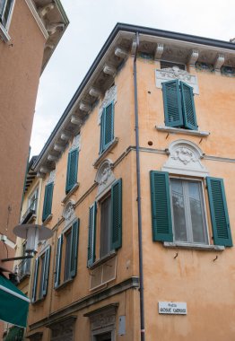 Sirmione, İtalya 'da güzel renkli bir cephe. Kasaba sokağı.