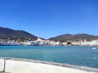 Gerona, Katalonya, İspanya 'da güzel bir köy olan Cadaques ile Akdeniz kıyısı. Kimse yok.