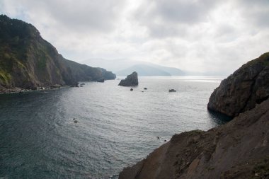Cantabrian sahillerinde dramatik bir gökyüzü. Biscay Körfezi