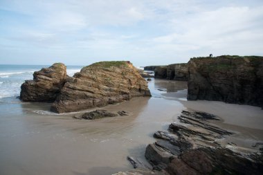 Las Catedrales plajının güzel hava manzarası, Lugo, Galiçya, İspanya. Kimse yok.