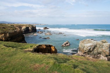 Lugo 'daki Galiçya sahili hava manzaralı, güneşli bir gün. İspanya. İnsanlar yok, güneşli bir gün.