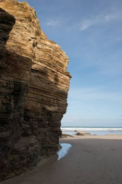 Güneşli güzel bir gün, plajda kimse yok. Katedraller plajı, Lugo, İspanya