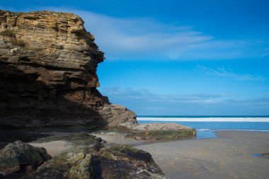 Catedrales plajında güneşli güzel bir gün. İnsan yok. Lugo, İspanya