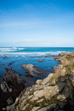 Güneşli bir gün, kayalık asturya kıyısı. Cantabrian Denizi. 