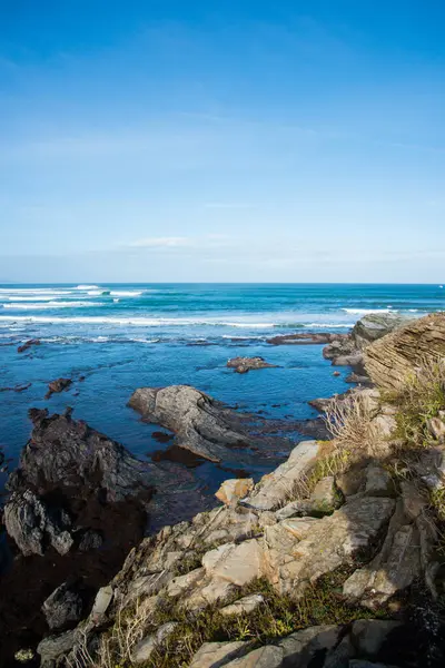 Güneşli bir gün, kayalık asturya kıyısı. Cantabrian Denizi. 