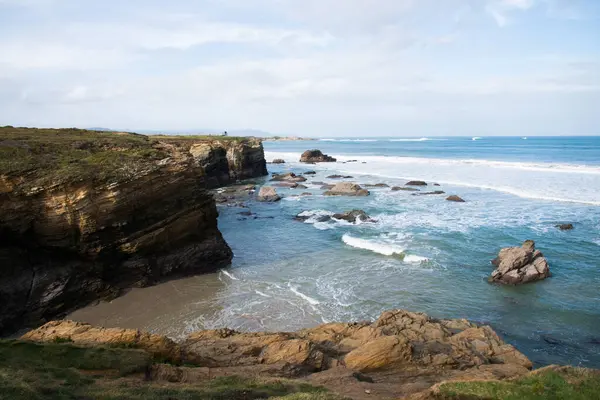 Güzel uçurumların havadan görünüşü, Lugo kıyısı, Galizia, İspanya. İnsan yok, kopyalama alanı.