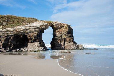 Katedraller plajı. Doğal kemer, alçak gelgit. İnsan yok, güneşli bir gün. Galizia, İspanya