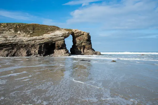 Katedraller plajı. Doğal kemer. Güneşli bir gün, kimse yok. Lugo, Galizia, İspanya