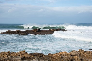 Güçlü dalgaları olan Atlantik Okyanusu. Lugo kıyıları, Galizia. Güneşli bir gün