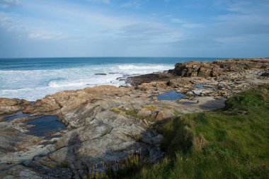 Galizia, İspanya 'daki güzel Cantabrian sahilleri. Güneşli bir gün, kimse yok