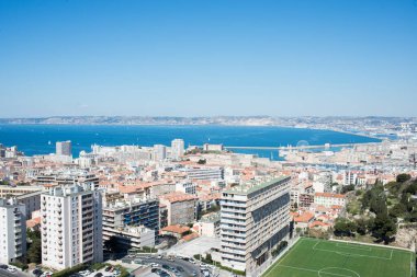 Marsilya 'nın havadan görünüşü. Muhafız Meryem' in Bazilikası 'ndan. Fransa. Güneşli bir gün