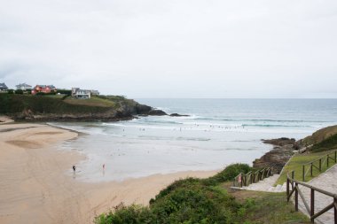 Aguileiro plajı ve sahil boyunca yürüme yolu. Tapia de Casariego, Galizia yakınlarında güzel bir asturya balıkçı köyüdür..