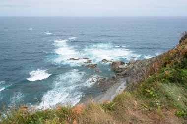 Cantabrian sahilinin havadan görünüşü. Dalgalar kaya oluşumuna ayrılıyor. Su üzerinde ufuk..
