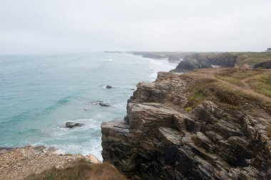 Lugo, Galiçya, İspanya 'daki güzel Atlantik kıyı şeridi. Bulutlu bir gün