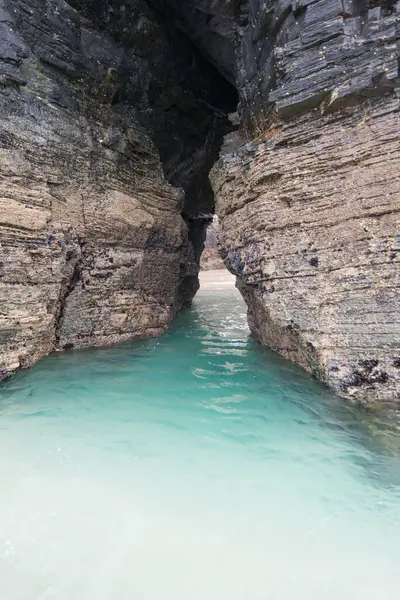 Güzel şeffaf su. Katedrallerdeki mağara, Lugo, İspanya. Galiçya 'daki Katedraller' in doğal anıtı ilan edildi..