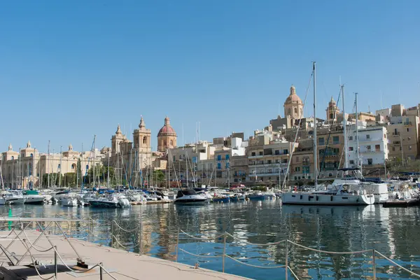 Valleta silueti Marsamxett Limanı 'ndan görüldü. Güneşli güzel bir gün. Valletta Avrupa 'nın başkenti Malta' dır..