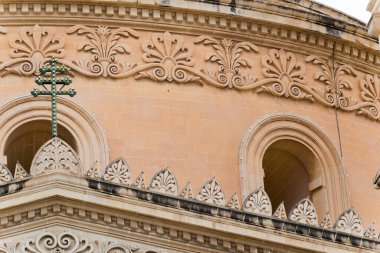 Malta 'nın geleneksel hamile penceresi. İnce kıvrımlı işlenmiş demir pencere kılıfları, gebe pencerelerin adını verir, kıvrımları hamile karnının silüetini andırır..