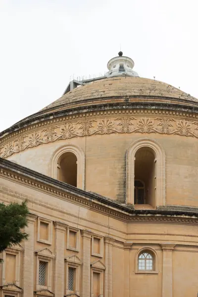 Meryem Ana veya Mosta Kubbesi Sığınak Bazilikası, 1833-1860 yılları arasında Roma Katolik Kilisesi 'nin erken dönem Rönesans Kilisesi' nin tasarımı için inşa edilmiş bir kilisedir.