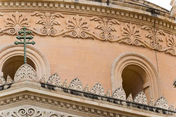 Malta 'nın geleneksel hamile penceresi. İnce kıvrımlı işlenmiş demir pencere kılıfları, gebe pencerelerin adını verir, kıvrımları hamile karnının silüetini andırır..