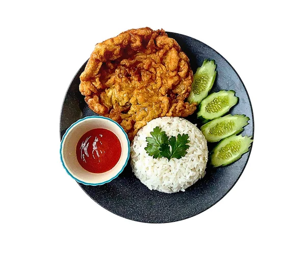Domatesli yumuşak omlet pilavı, sıcaklığı birleştiren dengeli bir yemektir..