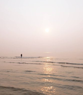 Deniz manzarası, karayla ya da kıyı şeridiyle buluştuğunda açık okyanusun büyüklüğünü ve ihtişamını yakalayan nefes kesici ve büyüleyici bir görüntüdür..