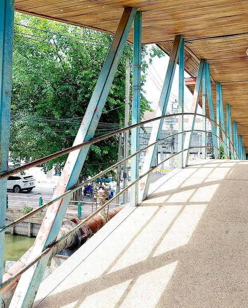 Yürüyüş yolu görüntüsü, belirlenmiş bir patika ya da yürüyüş yolu boyunca uzanan büyüleyici ve genellikle resimli bir sahnedir. Bu, gözlemcilere, bir rota boyunca seyahat ederken etraflarına benzersiz bir perspektif sunuyor, ister sakin bir doğa yolu olsun, ister kentsel bir yol. 