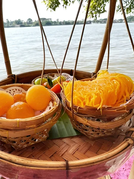 Tayland tatlıları Tayland 'ın mutfak kültürünün hoş ve ayrılmaz bir parçasıdır. Bu tatlı ikramlarda genellikle tropikal meyve, hindistan cevizi, pirinç ve pandan yaprakları içeren aromalar, dokular ve malzemelerin harmanlanmış bir karışımı sergilenmektedir..