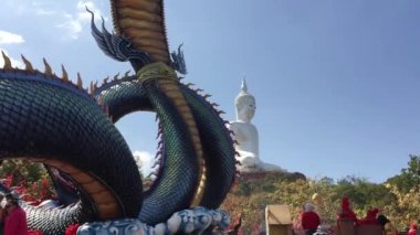 Tayland 'da dini bir yılana benzeyen bir bina.