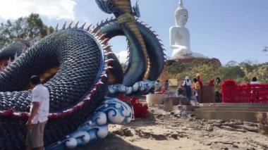 Tayland 'da dini bir yılana benzeyen bir bina.