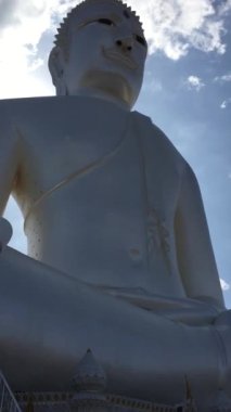 Tayland 'da bulunan büyük beyaz Buda resmi.