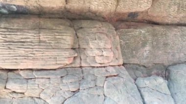 Tayland 'daki bir dağdaki yılan puluna benzeyen bir kaya..