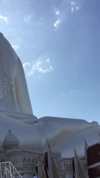 位于泰国的一个大型白色佛像 — 图库视频影像