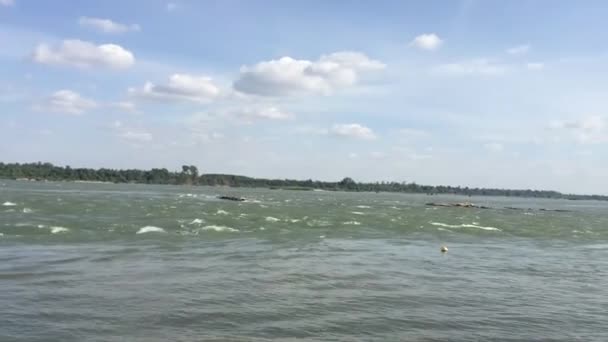 Поточна Вода Постійно Падає Скелі Річці — стокове відео