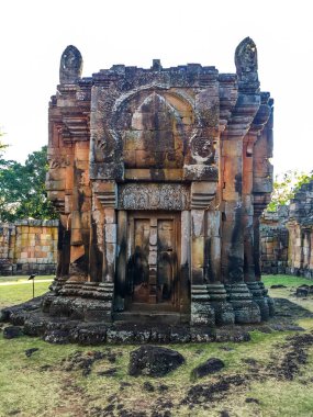 Tayland 'da kutsal şeylere ibadet etmek için taştan yapılmış binalar.
