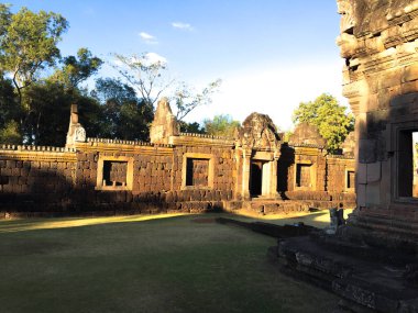 Tayland 'da kutsal şeylere ibadet etmek için taştan yapılmış binalar.