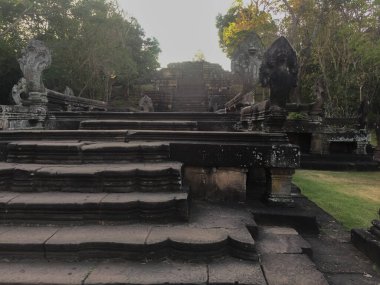 Dini inançlarda kutsal şeylere ibadet etmek için taştan yapılmış bir bina..