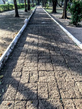 Yan yana yerleştirilmiş taşlardan oluşan bir koridor.