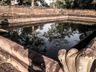Dini inançlarda kutsal şeylere ibadet etmek için taştan yapılmış bir bina..